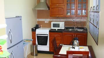 Apartemen, 3 kamar tidur | Dapur kecil pribadi | Lemari es, microwave, oven, dan kompor