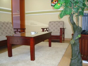 Leilighet, 3 soverom | Oppholdsrom | En 32-tommers Flatskjerm-TV med kabel-kanaler samt TV