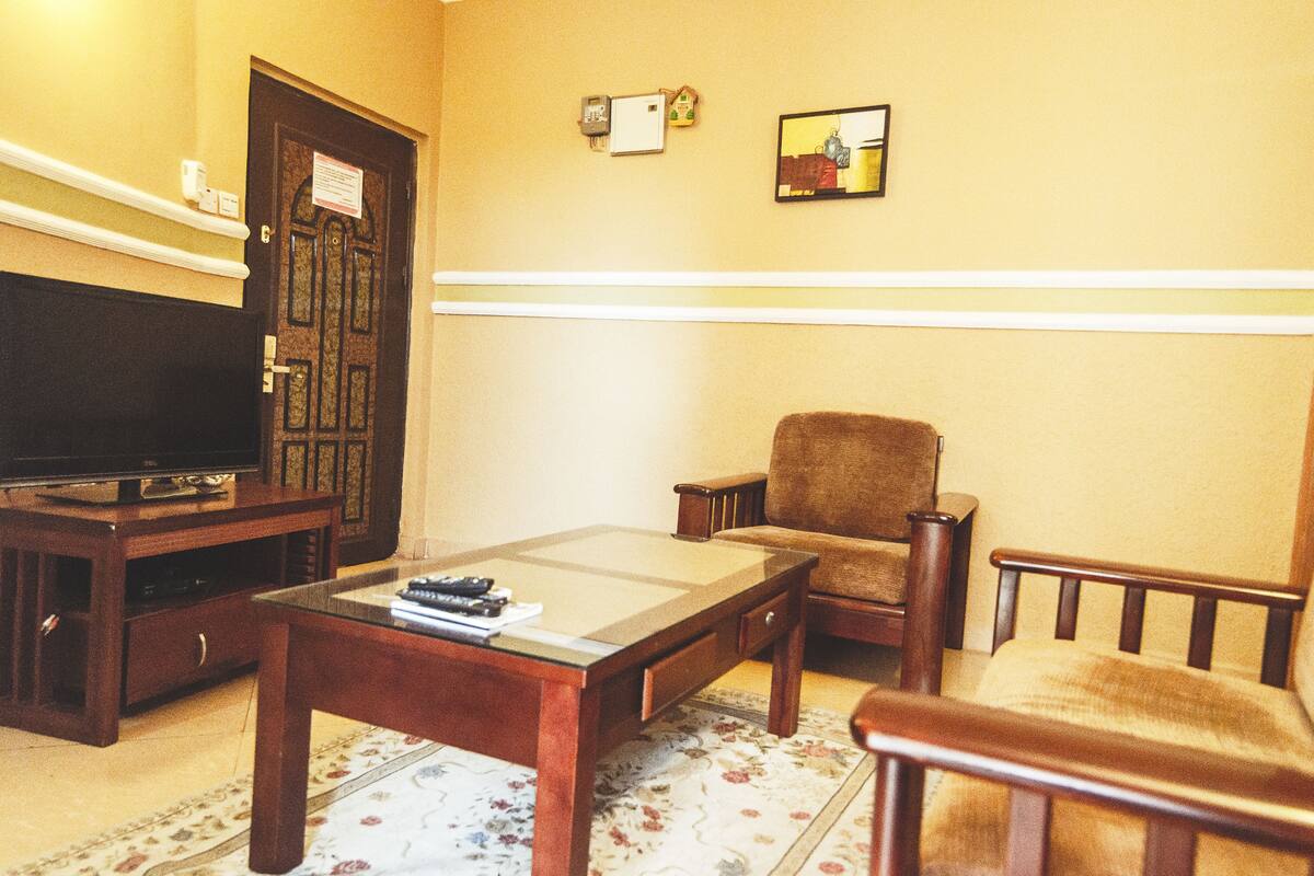 Apartamento, 1 quarto | Sala de estar | TV de tela plana 32 polegadas com canais a cabo, TV