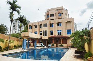 Outdoor pool, pool umbrellas, sun loungers