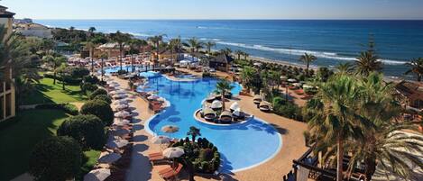 Innendørsbasseng og utendørsbasseng