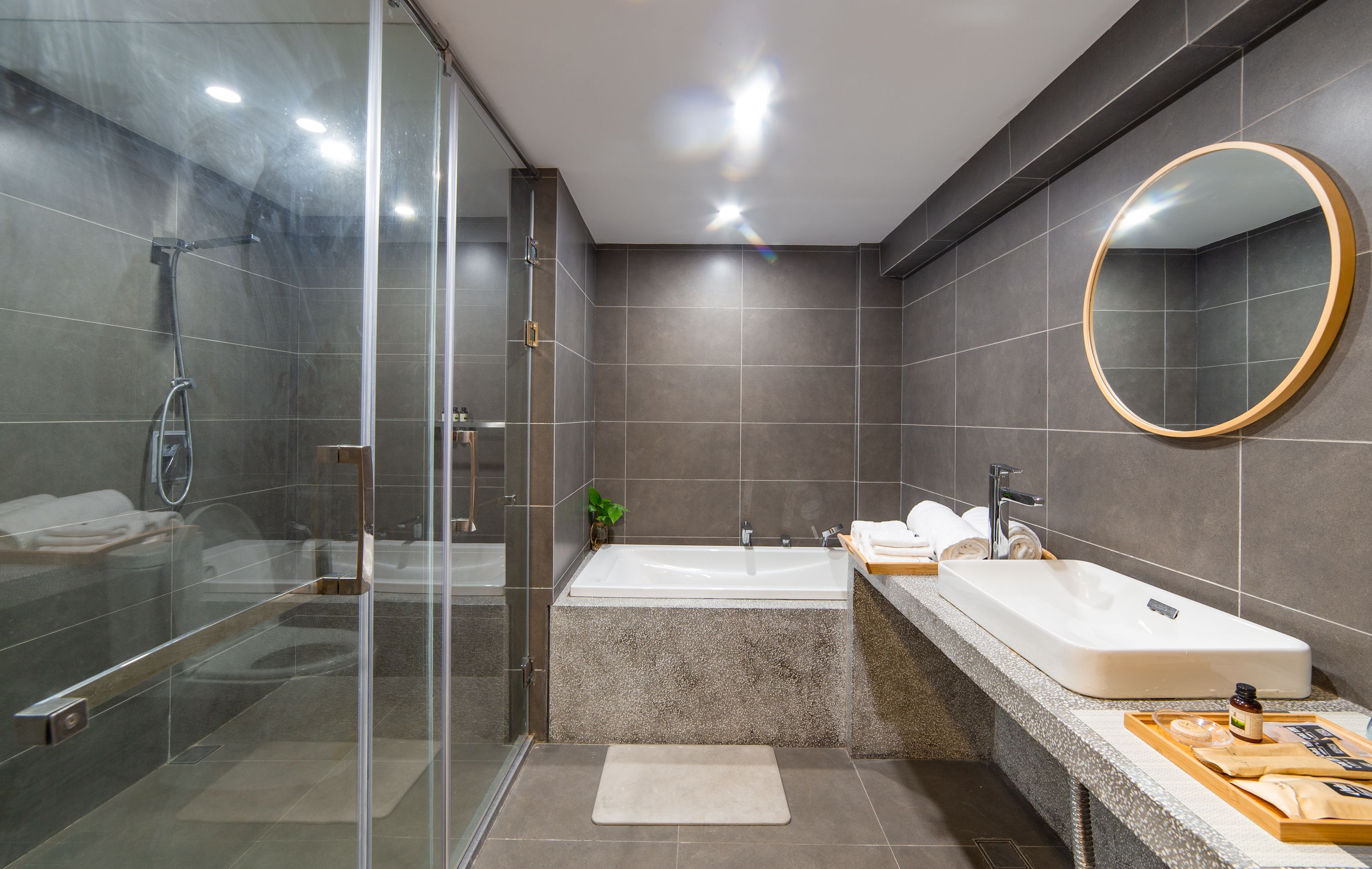 Loft | Bathroom | Shower, free toiletries, hair dryer, slippers