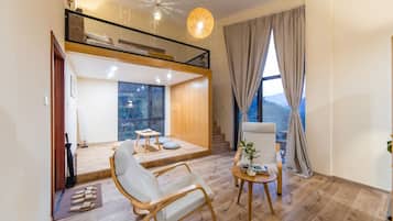 Habitación Premium | Área de sala de estar | Televisión de pantalla plana