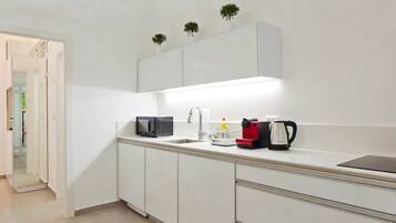 Jääkaappi, mikroaaltouuni, uuni, liesi