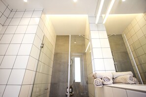 Departamento, Terraza | Baño | Regadera, secadora de cabello, toallas, papel de baño 
