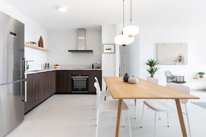 Réfrigérateur, four à micro-ondes, un four, surface de cuisson