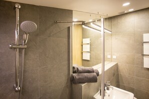 Departamento, Terraza | Baño | Regadera, amenidades de baño gratuitas, secadora de cabello, toallas