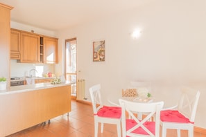 Apartamento, 2 quartos | Cozinha privada | Geladeira, micro-ondas, fogão, cooktop