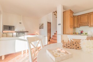 Apartment, 2 Schlafzimmer | Wohnbereich | Fernseher