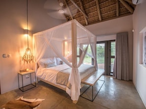 Casa superluxo | 4 quartos, cofres nos quartos, escrivaninha, quartos à prova de som