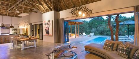 Casa de lujo | Área de sala de estar | Televisión de pantalla plana y chimenea
