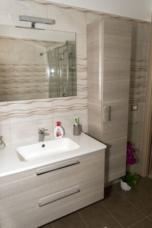 Dusche, Haartrockner, Bidet, Handtücher