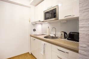 Apartment, Terrace | Private kitchen | Fridge, microwave, oven, stovetop