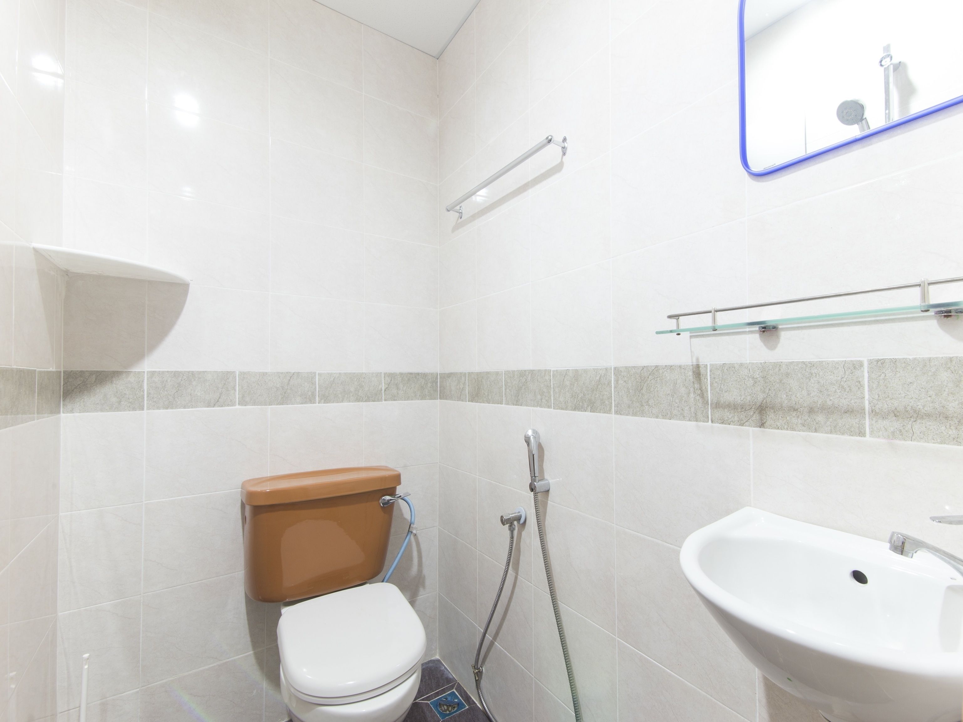 Standard Double Room | Bathroom | Shower, free toiletries, bidet, towels