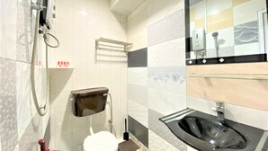 A bathroom with a toilet, bidet, and sink. - Hotel O Bamboo Inn (George Town)