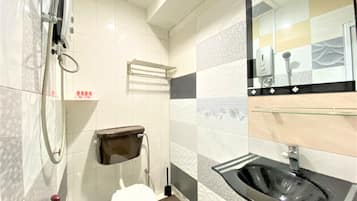 Shower, free toiletries, bidet, towels