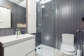 Dusche, Designer-Toilettenartikel, Haartrockner, Bademäntel
