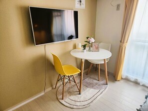 Cubrecamas, decoración personalizada, muebles diferentes y wifi gratis