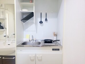 Refrigerador, microondas, utensilios de cocina, freezer