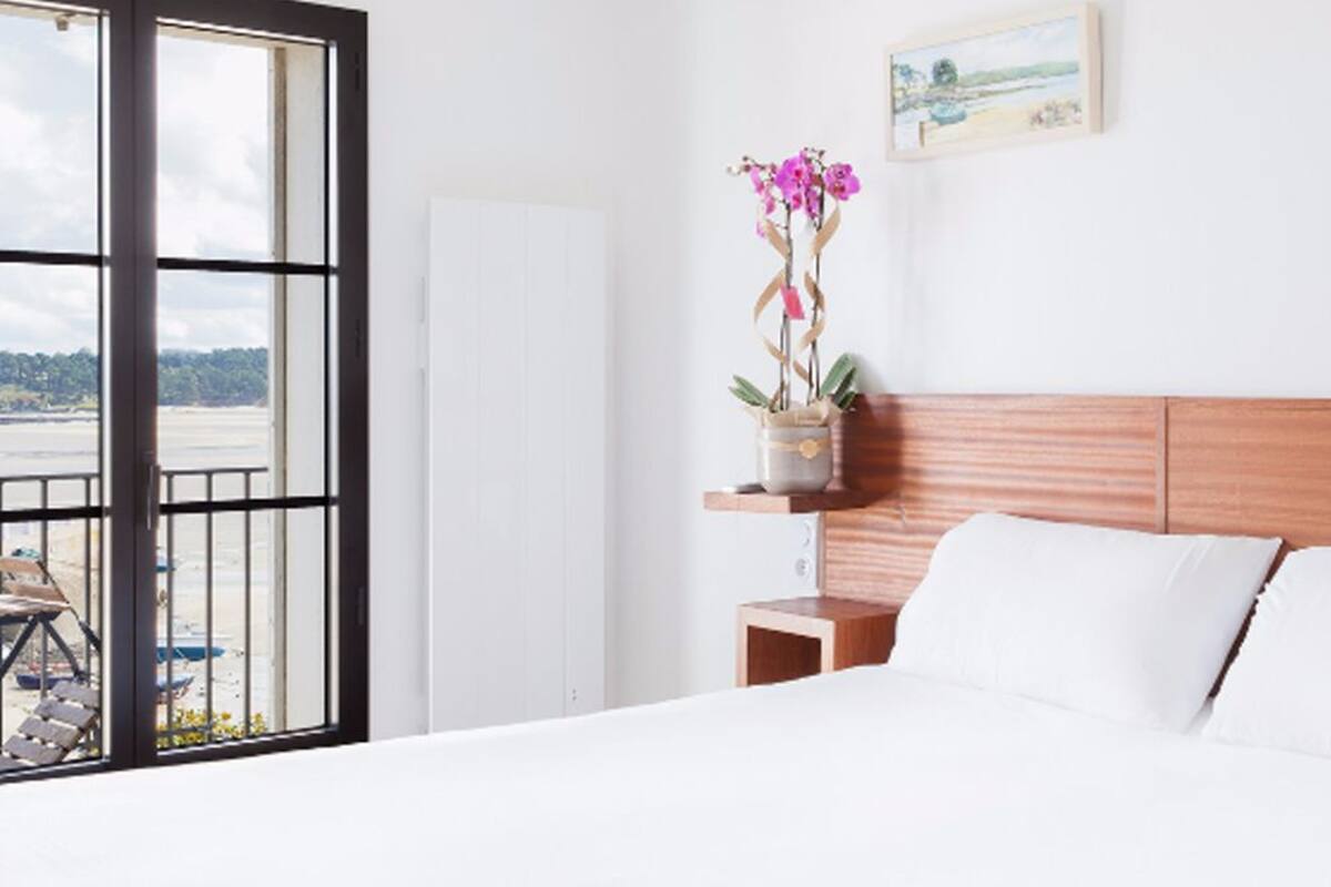 individually decorated, individually furnished, desk, soundproofing