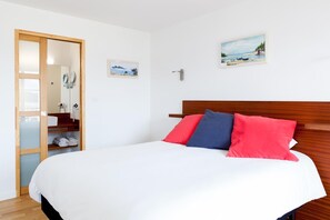 Individually decorated, individually furnished, desk, soundproofing - Hôtel du Port Locquirec (Locquirec)
