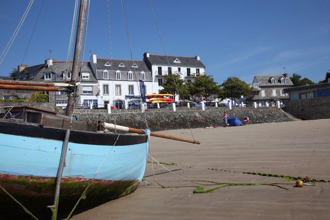Un bateau était amarré à un quai, avec des bâtiments en arrière-plan.