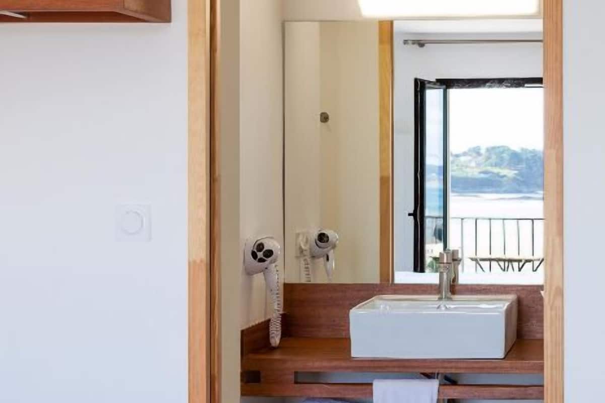 chambre la roche tombée | bathroom sink