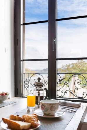 Daily continental breakfast (EUR 12 per person)