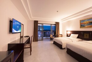 Caja de seguridad en la habitación, escritorio y cortinas blackout