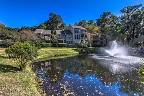 2375 Lighthouse: Experience Spacious Luxury Villa, Pool Views, Free Bikes