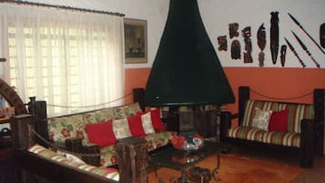 Televisie, een open haard, een dvd-speler en een stereo