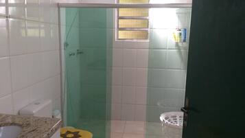 Een douche, een haardroger, handdoeken, toiletpapier