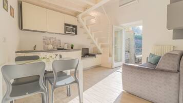 Leilighet, 1 soverom | Oppholdsområde | TV