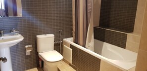 华丽公寓, 2 间卧室 | 浴室 | 淋浴/盆浴组合、免费洗浴用品、坐浴桶、毛巾