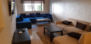 华丽公寓, 2 间卧室 | 起居区 | 42-英寸智能电视（配备有线频道）、电视、收费电影