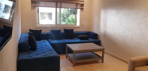 Appartement Deluxe, 2 chambres | Coin séjour | TV connectée de 42 pouces avec chaînes par câble, télévision