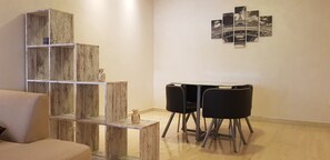 Deluxe appartement, 2 slaapkamers | Dineren op de kamer