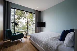 Tallelokero huoneessa, työpöytä, silitysrauta/-lauta, internet