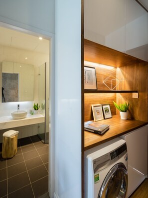 Suihku, hiustenkuivaaja, bidee, pyyhkeet