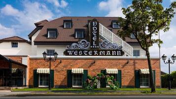 Ein Hotel mit auffälligem Schild, auf dem 'Hotel Westermann' steht, und einem klassischen architektonischen Stil.