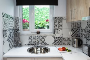 Studio | Eigene Küche | Kühlschrank, Herdplatte, Wasserkocher mit Kaffee-/Teezubehör