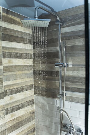 Appartement, 1 chambre (Menta) | Salle de bain | Douche, douche à « effet pluie », articles de toilette gratuits