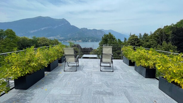A terrace with two chairs and a table, overlooking a lake and mountains. - Bellagio Bed & Breakfast (Bellagio)
