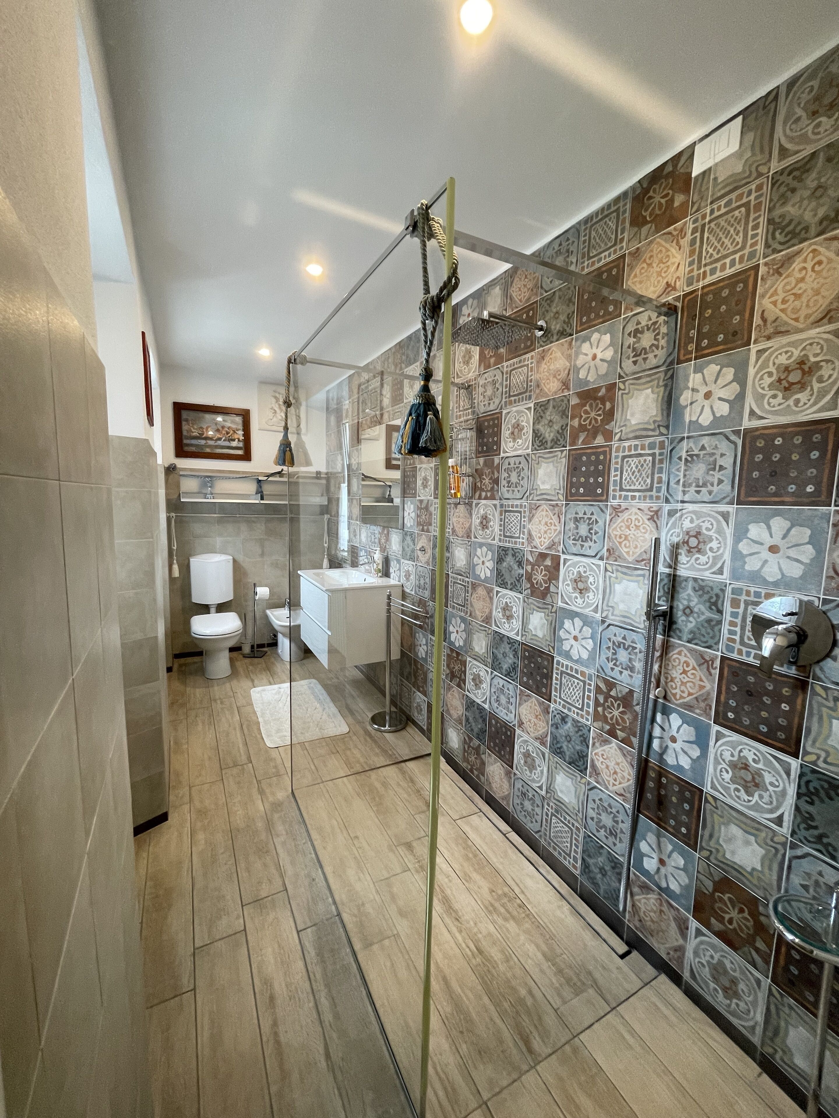 Suite estándar, vistas al jardín (Raffaello) | Baño | Ducha, artículos de higiene personal gratuitos y secador de pelo