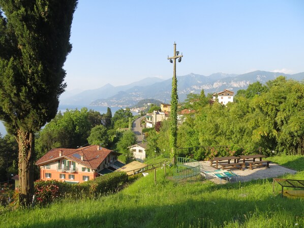 Zona residencial en una ladera con casas, un área de picnic y vistas a montañas distantes.