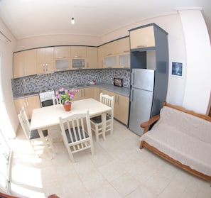 Frigorifero, piano cottura, bollitore elettrico