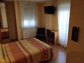 Double Room | Rollaway beds, free WiFi, bed sheets - Hostal Hispanico II (Salamanca)