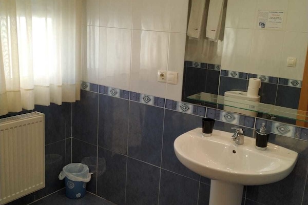 Quadruple Room | Bathroom | Shower, rainfall showerhead, towels