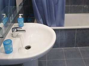 Chuveiro, chuveiro com efeito de chuva, toalhas de banho