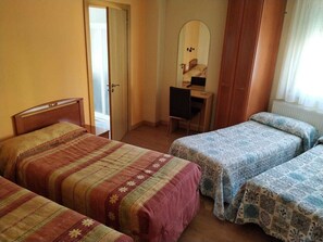 Vierbettzimmer | Zustellbetten, kostenloses WLAN, Bettwäsche